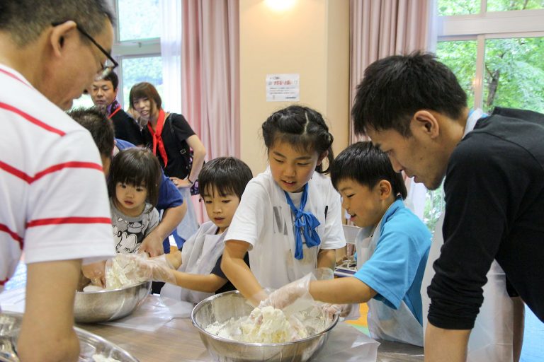 堺市・平井子ども会様 出張手打ちうどん作り体験 2016年6月5日 20170625-03.jpg – イリコスキー製麺所
