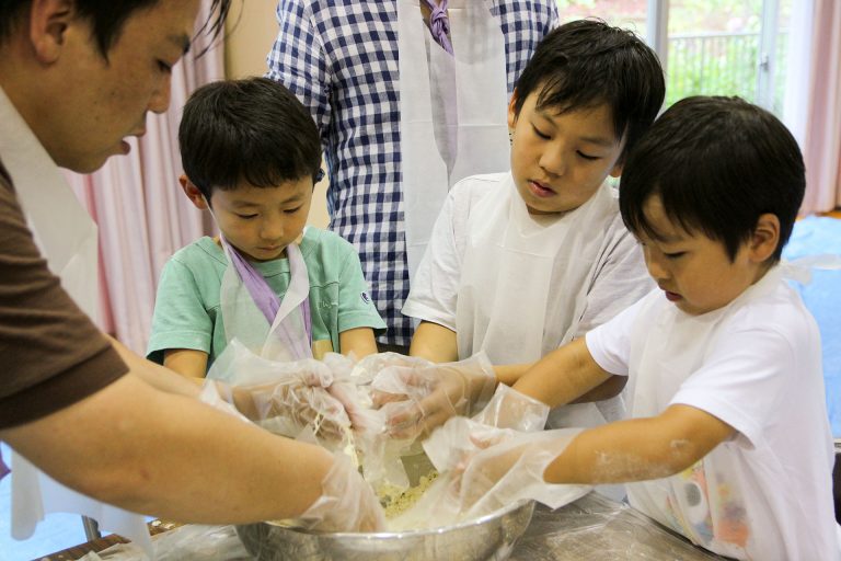 堺市・平井子ども会様 出張手打ちうどん作り体験 2016年6月5日 20170625-06.jpg – イリコスキー製麺所