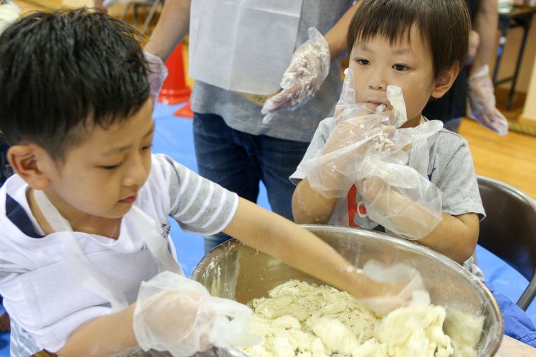 堺市・平井子ども会様 出張手打ちうどん作り体験 2016年6月5日 20170625-07.jpg – イリコスキー製麺所