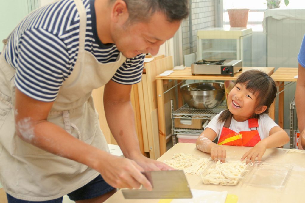父の日、パパといっしょにうどん作りで遊んであげる
