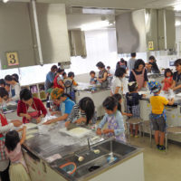 こんな調理室の広々空間で実施しました