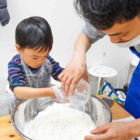 小麦粉に塩水をそーっと入れて