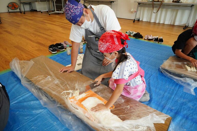 大阪市立豊里小学校PTA様＠大阪市東淀川区 出張手打ちうどん作り体験 2022年7月7日 A7C07466.jpg – イリコスキー製麺所