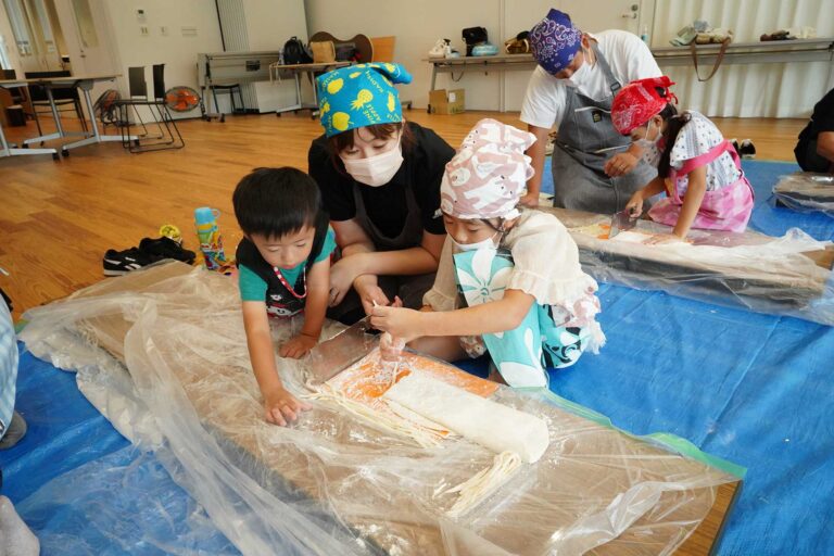 大阪市立豊里小学校PTA様＠大阪市東淀川区 出張手打ちうどん作り体験 2022年7月7日 A7C07467.jpg – イリコスキー製麺所