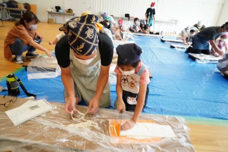 大阪市立豊里小学校PTA様＠大阪市東淀川区 出張手打ちうどん作り体験 2022年7月7日 A7C07470.jpg – イリコスキー製麺所