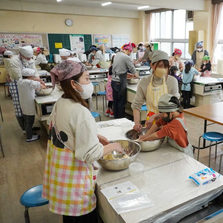 大阪市立豊里小学校PTA様＠大阪市東淀川区 出張手打ちうどん作り体験 2022年7月7日 1.jpg – イリコスキー製麺所