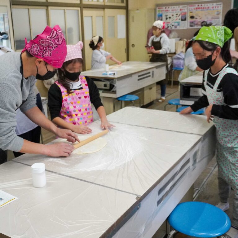 大阪市立豊里小学校PTA様＠大阪市東淀川区 出張手打ちうどん作り体験 2022年7月7日 2.jpg – イリコスキー製麺所