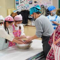 大阪市立小松小学校PTA様（2年連続） 出張手打ちうどん作り体験 2025年3月15日 2.jpg – イリコスキー製麺所