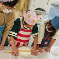 大阪市立小松小学校PTA様（2年連続） 出張手打ちうどん作り体験 2025年3月15日 3.jpg – イリコスキー製麺所