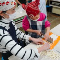 大阪市立小松小学校PTA様（2年連続） 出張手打ちうどん作り体験 2025年3月15日 4.jpg – イリコスキー製麺所