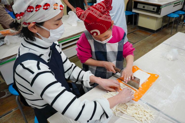 大阪市立豊里小学校PTA様＠大阪市東淀川区 出張手打ちうどん作り体験 2022年7月7日 4.jpg – イリコスキー製麺所