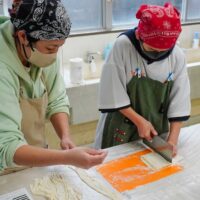 大阪市立小松小学校PTA様（2年連続） 出張手打ちうどん作り体験 2025年3月15日 5.jpg – イリコスキー製麺所